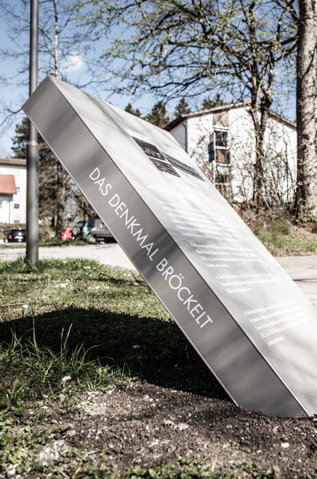 Den Endpunkt am Bahnhofsplatz bildet Stele zehn, die als versunkener Körper an einen gefallenen Grabstein erinnert.