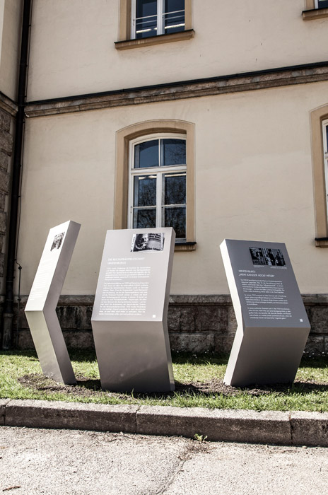 Vor der Stadtbibliothek bündeln sich die Stelen fünf, sechs und sieben zu einer degenerierenden Skulptur.