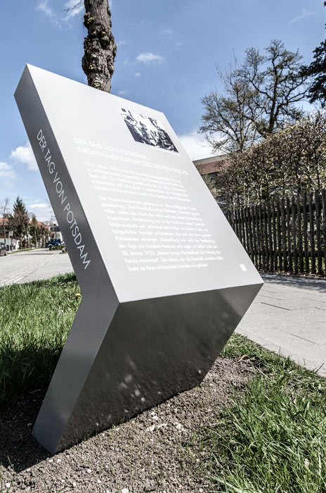 Stele acht befindet sich neben dem Gabriel-von-Seidl-Gymnasium im letzten Abschnitt der Hindenburgstraße.